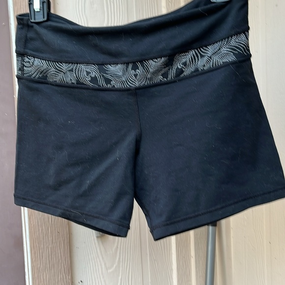 lululemon athletica Women's Black Shorts size 6, color: black - Picture 2 of 4